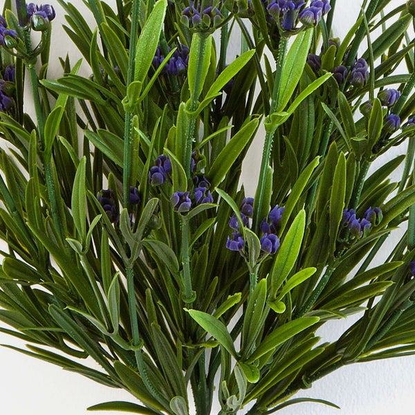 Künstlicher Lavendelzweig mit grünen Blättern und lila Blütenknospen aus Kunststoff.
