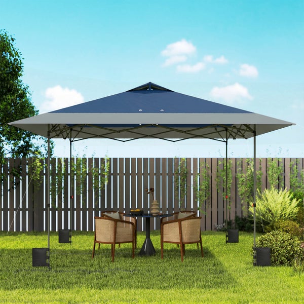 Blau-grauer Faltpavillon mit Standgewichten in einem hellen Garten mit Holzzaun und Gartenmöbeln aus Holz und Rattan.