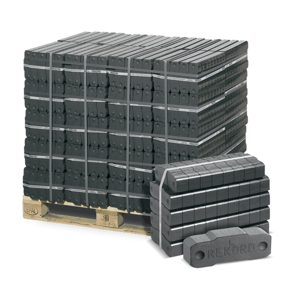 Rekord Braunkohlebriketts auf Europalette mit einem Bündel und einem einzelnen Brikett im Vordergrund.