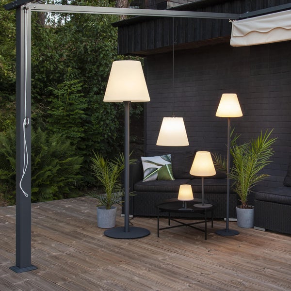 Außenszene mit einer Auswahl von Gartenleuchten auf einer Holzterrasse