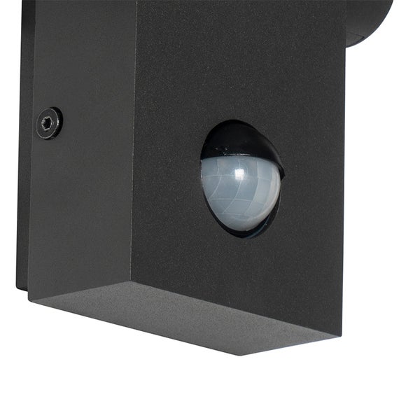 Detailansicht eines Bewegungsmelders an einer anthrazitfarbenen Außenwandleuchte.