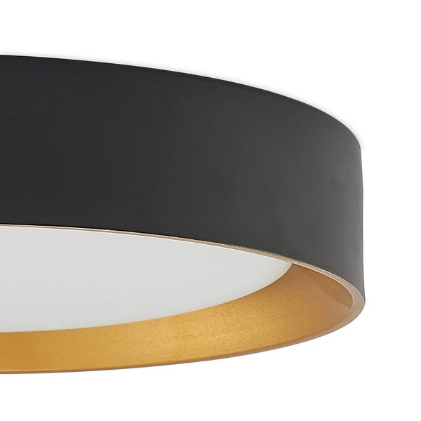 Runde Deckenleuchte mit schwarzem Metallrand, goldfarbener Innenseite und weißem Diffusor.