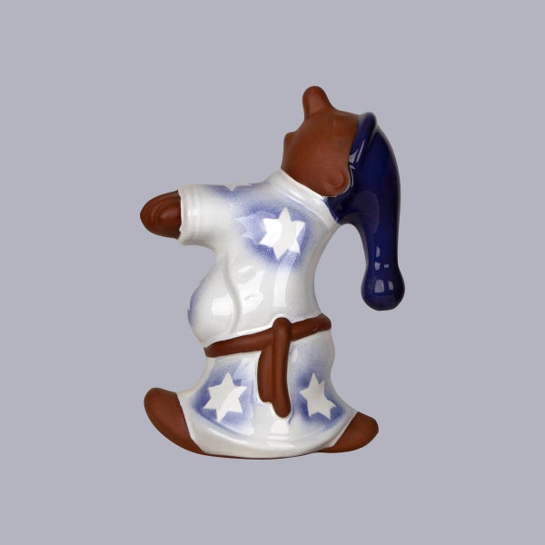 Dekofigur Sandmännchen aus brauner Keramik mit weißem Sternengewand und blauer Schlafmütze.