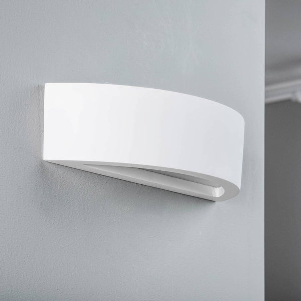 Moderne, gebogene Wandleuchte aus weißem Gips für indirekte Beleuchtung.