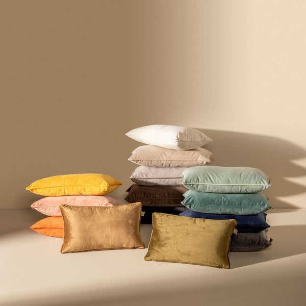 Gestapelte dekorative Kissen aus Stoff
