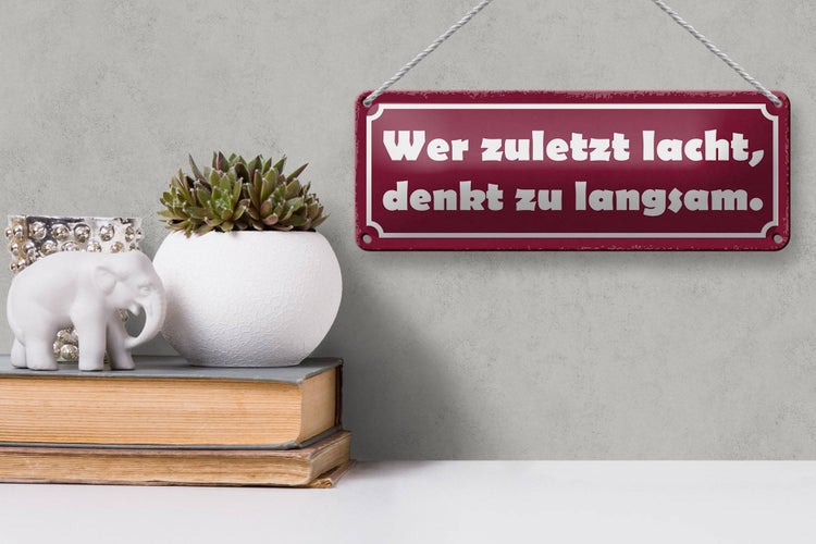 Blechschild Spruch 27x10cm wer zuletzt lacht denkt langsam Dekoration