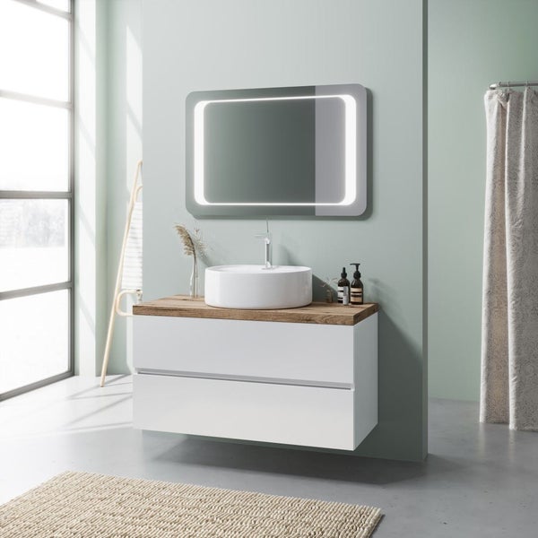 Modernes Badezimmer mit wandhängendem Waschtischunterschrank, Holzplatte, Aufsatzwaschbecken und beleuchtetem LED-Spiegel.