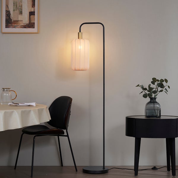 Stehleuchte aus Metall mit Stoffschirm im Wohnzimmer