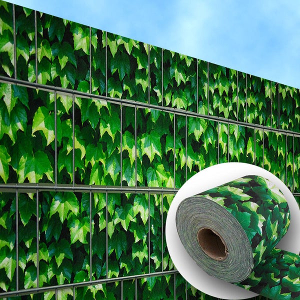 Zaunfolie mit Blattmuster auf einem Gitterzaun