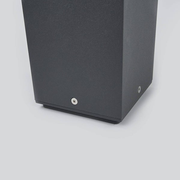 Detailansicht des Sockels einer rechteckigen Außenleuchte mit sichtbarer Befestigungsschraube.