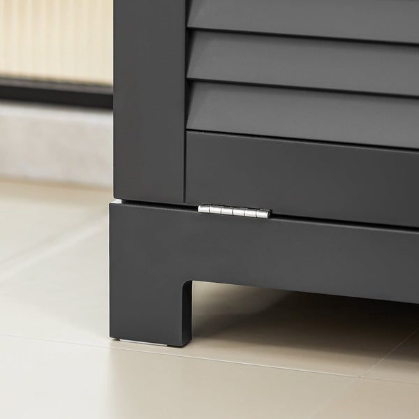 Detailansicht eines grauen Gartenhauses mit Lamellentüren und einem silberfarbenen Scharnier