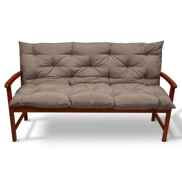 Gartensofa aus Holz mit grauen, gesteppten Sitz- und Rückenkissen.