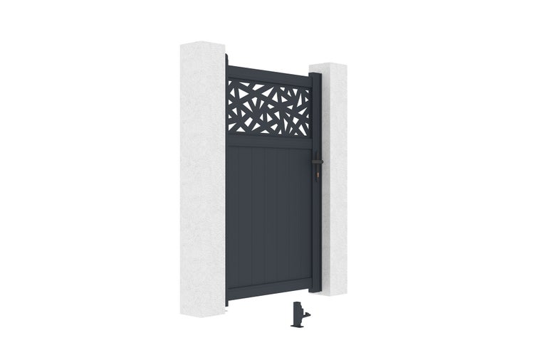 Gartentor aus Aluminium mit dekorativem Gitter im oberen Bereich und blickdichter Füllung unten, montiert zwischen zwei Pfosten.