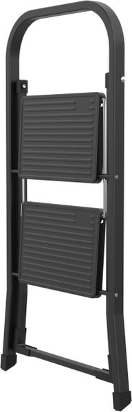 Klapptritt mit zwei Stufen in Schwarz, Metallgestell und rutschfesten Trittflächen.