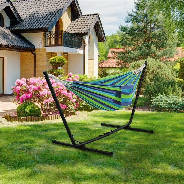 Hängematte mit Gestell im Garten