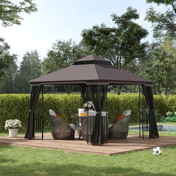 Gartenpavillon mit Vorhängen, Tisch und Stühlen auf einer Holzterrasse in einem Garten
