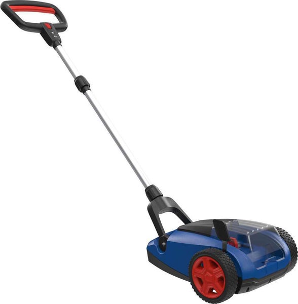 Manueller blau-roter Rasenkehrer mit teleskopierbarem Stiel aus Metall und einem Gehäuse aus Kunststoff für Laub und Grasschnitt.