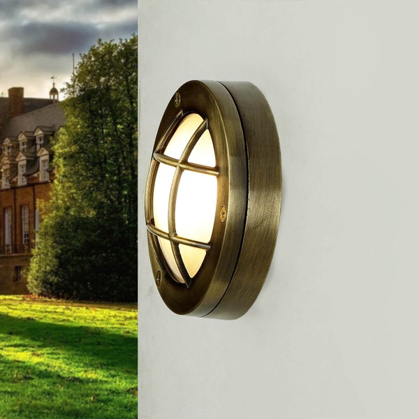 Ovale Wandleuchte mit Schutzgitter für den Aussenbereich