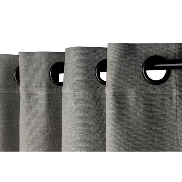 Graue Gardinen mit Ösenaufhängung an einer Gardinenstange