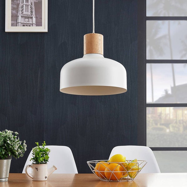 Moderne Pendelleuchte mit weißem Metallschirm und Holzdetail, hängend über einem Esstisch in einem modern eingerichteten Zimmer.