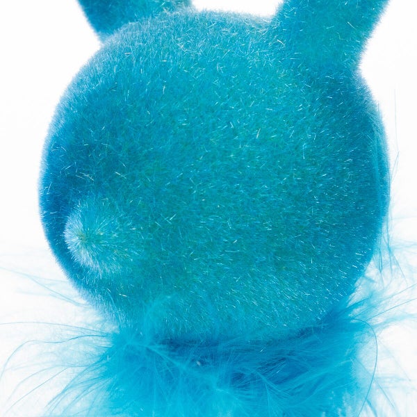 Osterhasen Dekofigur aus beflocktem Material mit Federakzenten