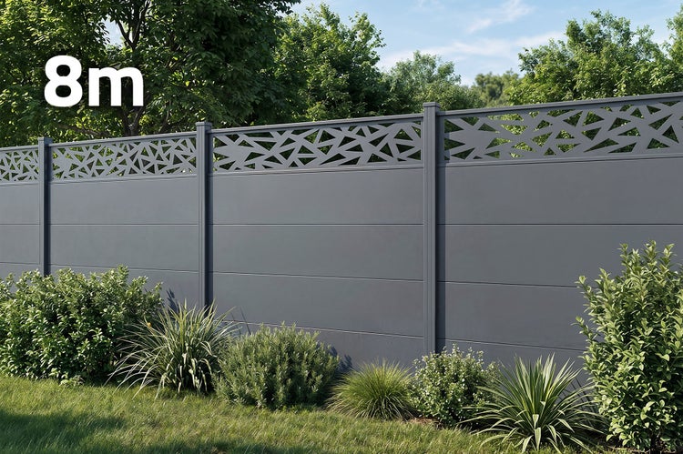 Ein moderner 8 Meter langer Sichtschutzzaun aus Metall mit dekorativen Gitterelementen im oberen Bereich vor einer Gartenbepflanzung.