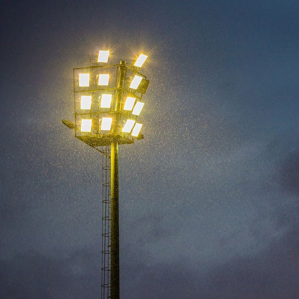 Beleuchteter Flutlichtmast bei Dunkelheit