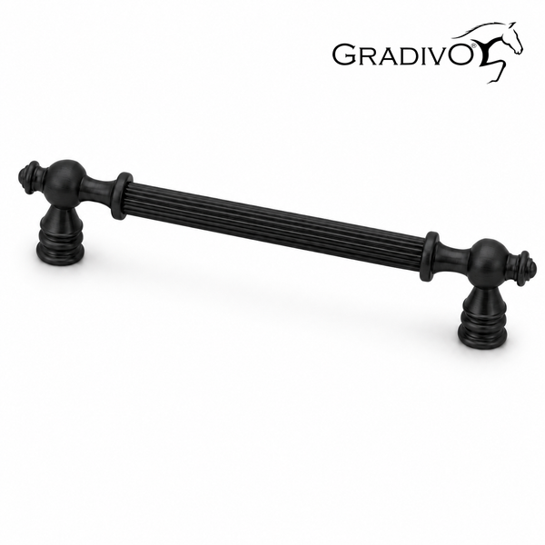 Möbelgriff von Gradivo aus dunklem Metall im Vintage-Stil mit geriffelter Struktur und dekorativen Enden. Gradivo Logo.