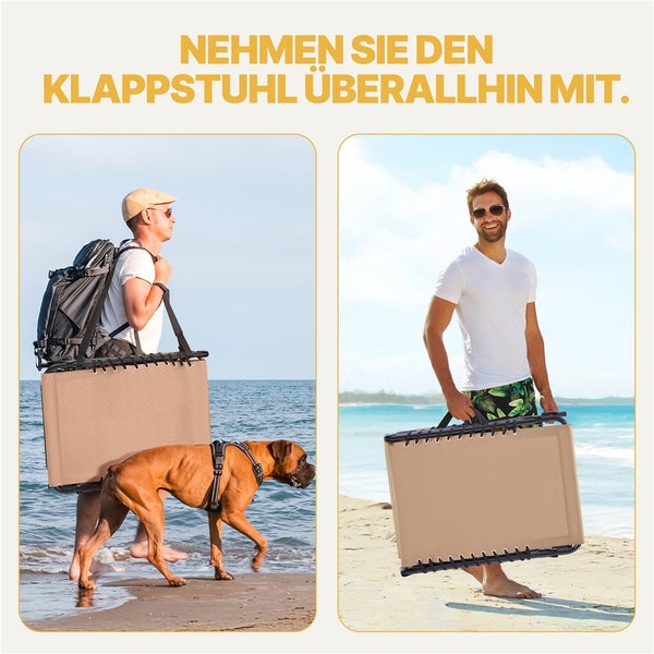 Zwei Männer tragen einen Klappstuhl am Strand.