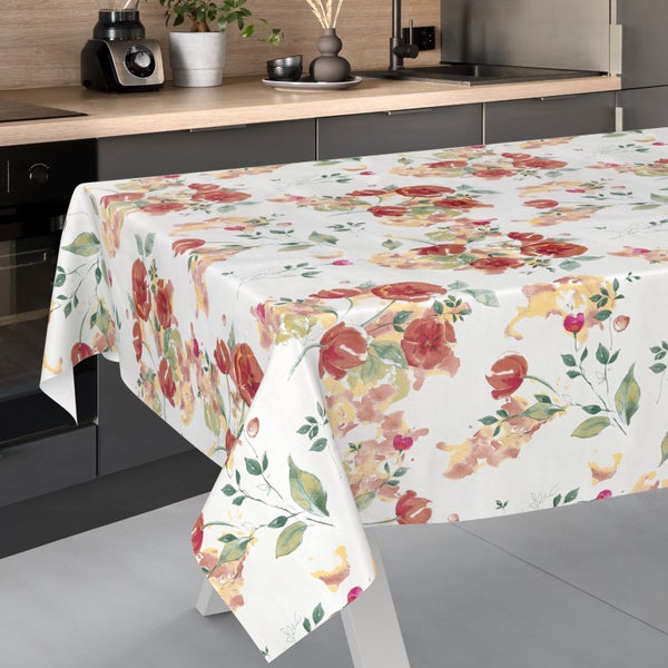 Rechteckige Tischdecke mit floralem Muster aus roten und gelben Blüten sowie grünen Blättern in einer modernen Küche mit dunkelgrauen Schränken.