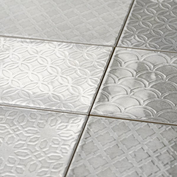 Wandfliesen mit verschiedenen ornamentalen Reliefmustern im Quadratformat für den Innenbereich.