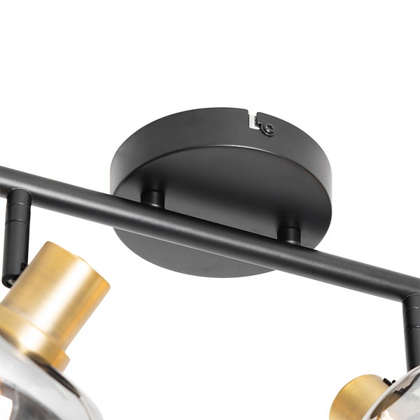 Detailansicht einer Deckenleuchte mit Metallelementen