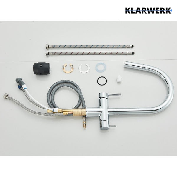 Klarwerk Küchenarmatur mit herausziehbarer Brause, Anschlussschläuchen und Montagematerial aus verchromtem Metall.