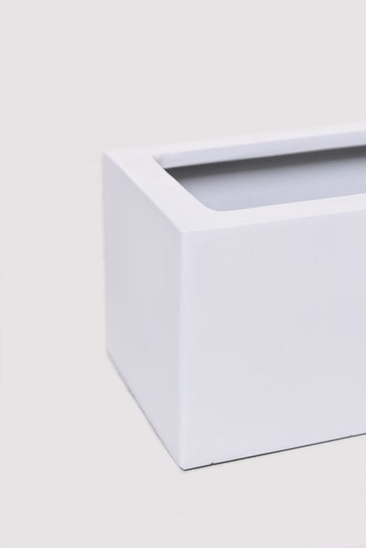Detailansicht eines weißen, rechteckigen Pflanzkastens aus Metall.
