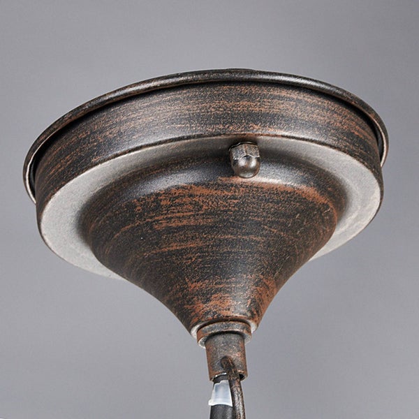 Schlafzimmer mit Deckenventilator und Beleuchtung über einem weißen Bett