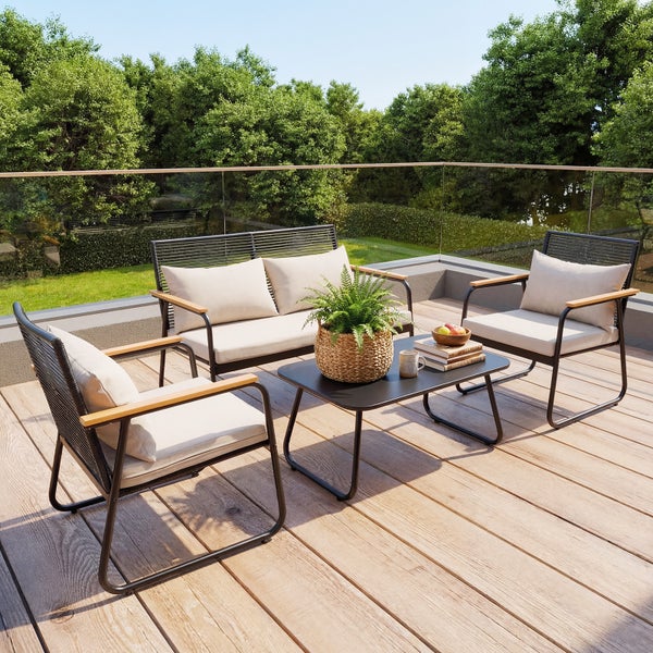 Modernes Garten-Lounge-Set auf einer Holzterrasse, bestehend aus Sofa und Sesseln mit beigen Kissen, Holzarmlehnen und schwarzem Metallgestell.