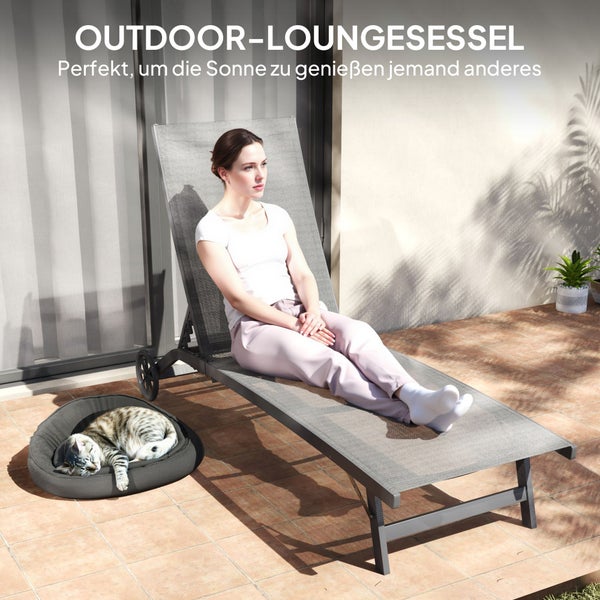 Rispenhortensie im Garten mit weißen und rosa Blüten