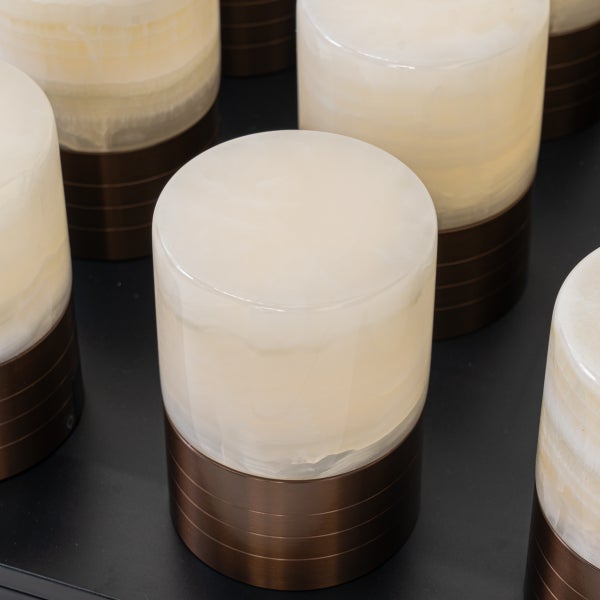 Zylindrische Lampen mit Schirm in Alabaster-Optik und geriffeltem Metallsockel.