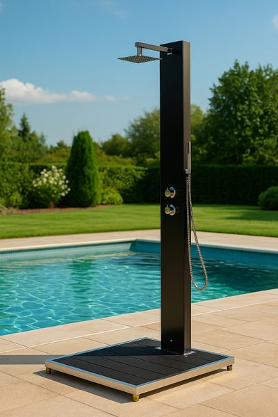 Moderne Gartendusche in Schwarz mit Regenduschkopf und Handbrause auf einer Bodenplatte neben einem Pool im Garten.