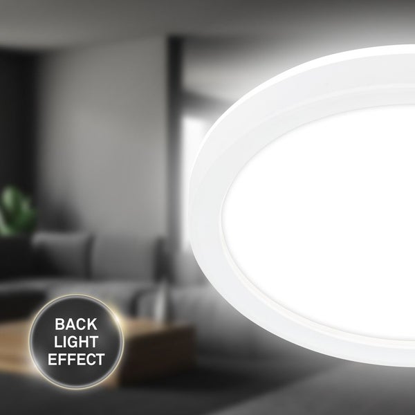 Runde LED Deckenleuchte mit Backlight Effekt in einem modernen Wohnzimmer.