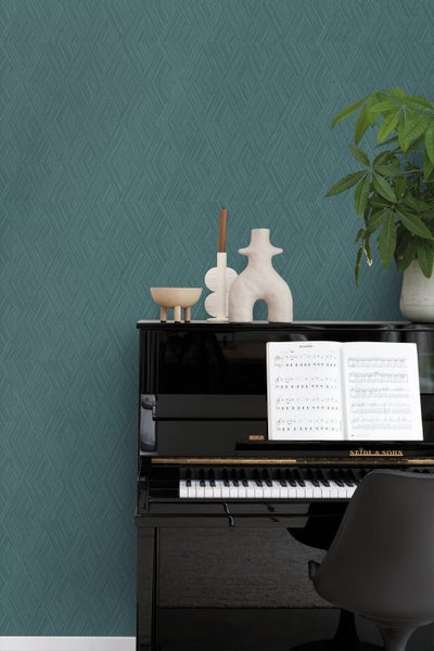 Gemusterte Tapete im Raum mit Klavier und Dekoration