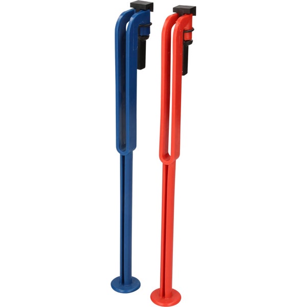 Zwei Halterungen für Bauzaunelemente