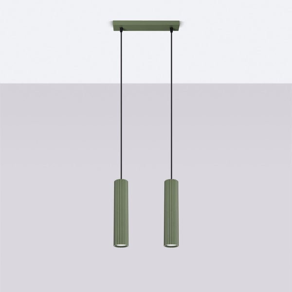 Zwei grüne Pendelleuchten mit gerippter Oberfläche hängen von der Decke.