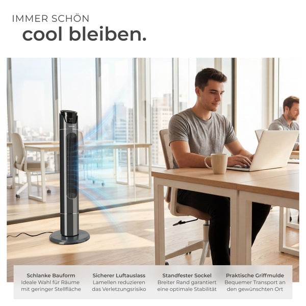 Turmventilator in einem hellen Büro kühlt eine arbeitende Person am Schreibtisch. Schlanke Bauform mit sicherem Luftauslass und stabilem Sockel.