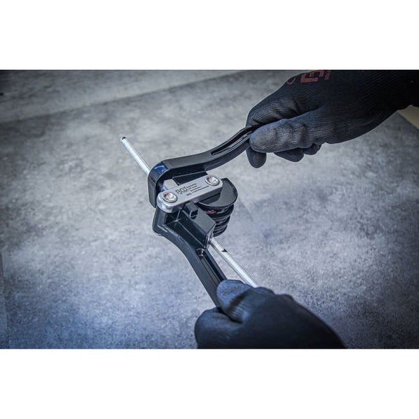 Rohrbiegegerät mit Rohreinsatz in Verwendung