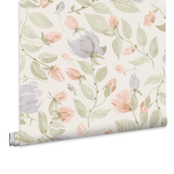 Tapete mit einem floralen Muster aus Blumen und Blättern in Aquarelloptik.