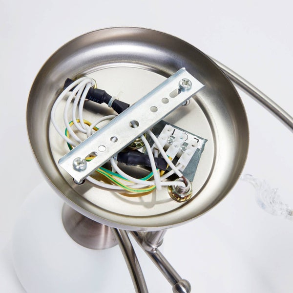 Innenansicht einer Deckenleuchte mit elektrischen Anschlüssen