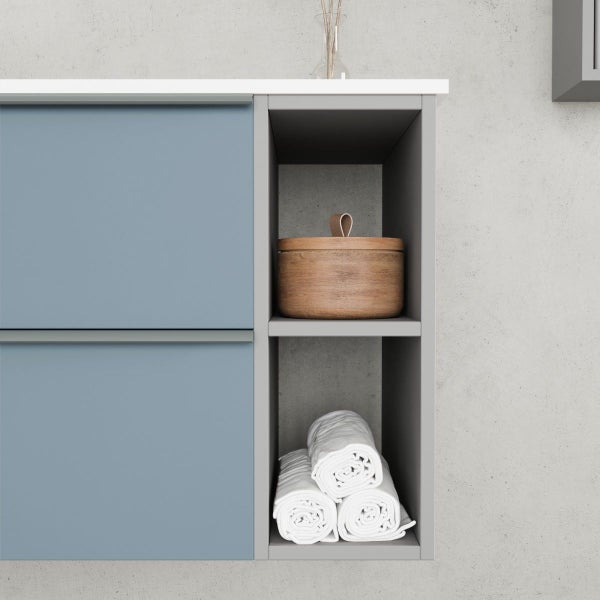 Himmelblaues Möbel-Set für das Badezimmer mit Waschbecken auf der linken Seite | New York