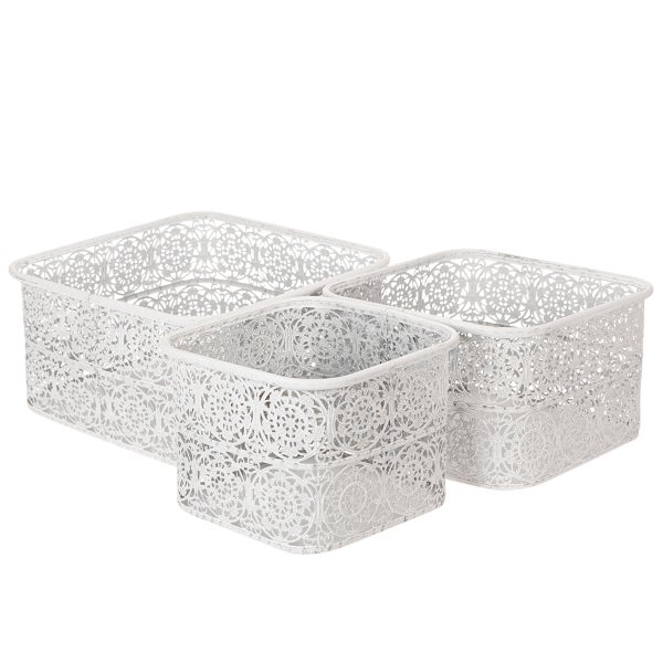 Dreiteiliges Set dekorative Aufbewahrungskörbe aus weißem Metall mit filigranem Muster im Vintage-Stil.
