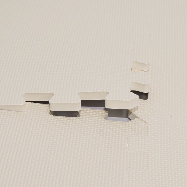 Ineinandergreifende Bodenmatte aus Schaumstoff mit strukturierter Oberfläche und Puzzle-Rand.